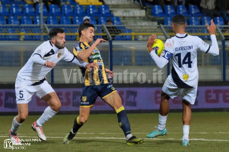Juve Stabia – Giugliano (0-0). Le foto dei calciatori e del pubblico presente al Menti