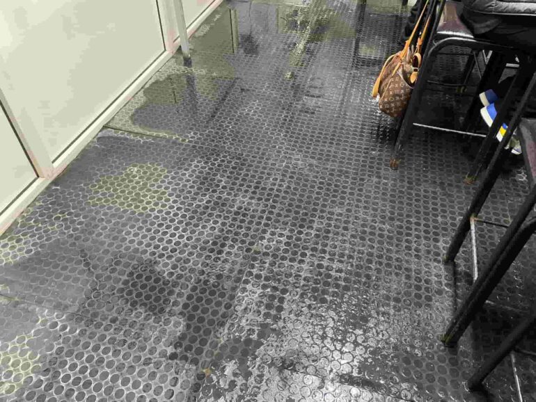 Juve Stabia, piove in tribuna stampa al “Menti” – La Bastonatura