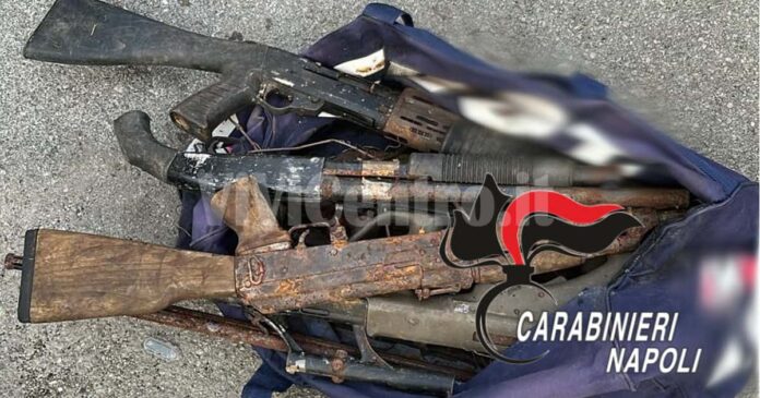 Carabinieri Castellammare di Stabia (NA), ritrovamento armi sui tetti del rione Moscarella