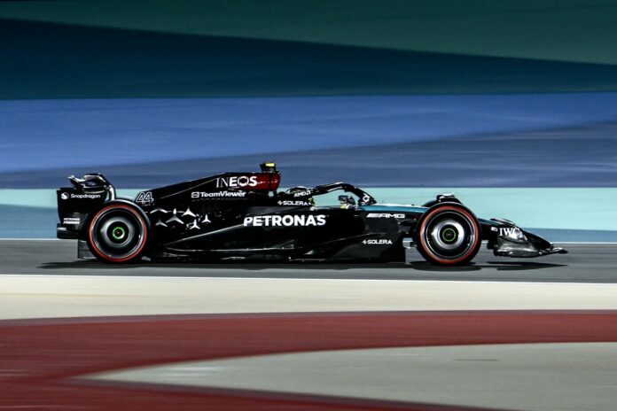 Hamilton in pista durante le FP2 Bahrain