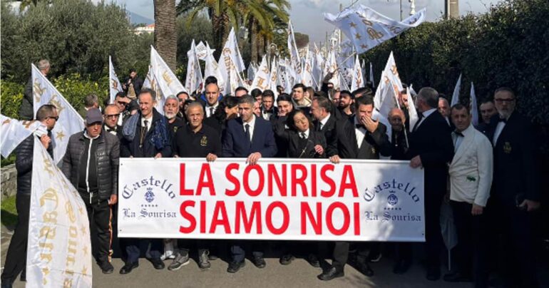 La Sonrisa sotto sequestro! Sindaca Abbagnale e lavoratori uniti per difendere il Grand Hotel
