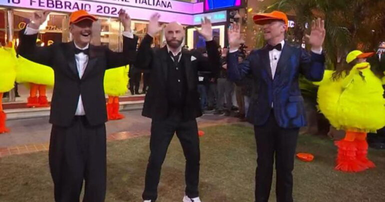 Sanremo, Fiorello fa ballare a John Travolta ‘Qua Qua Dance’ e Tarantella
