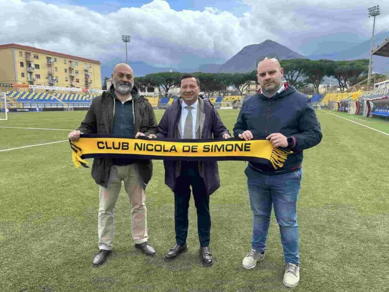 Juve Stabia, il club De Simone consegna una sciarpa a Langella
