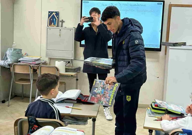 Juve Stabia al Terzo Circolo Didattico per la Giornata Nazionale Panini