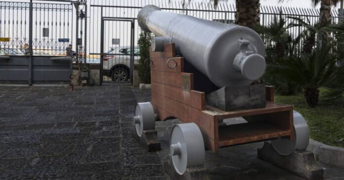 I cannoni borbonici di Castellammare di Stabia al Comando Capitaneria di Porto (foto di Alessandra De Cristofaro)