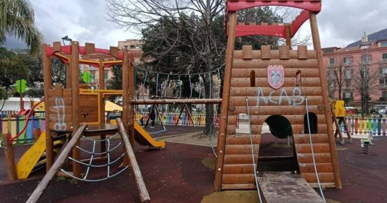 Vandalismo Offensivo nel Nuovo Parco Giochi della Villa Comunale stabiese