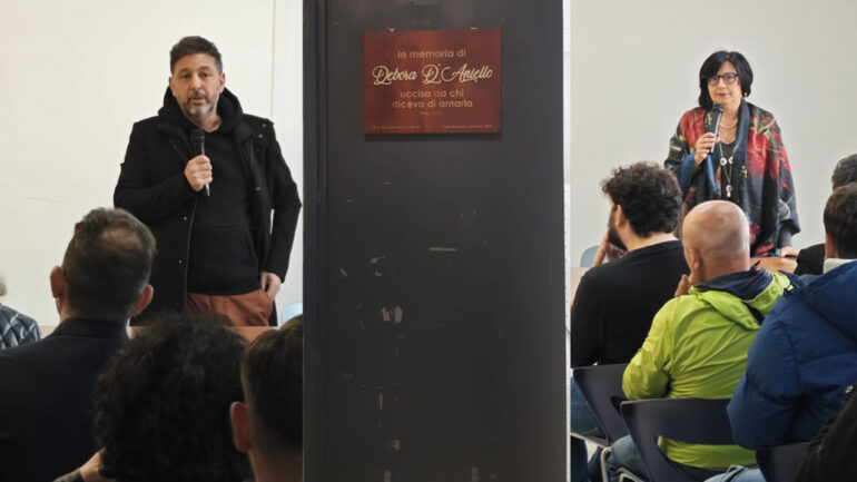 Presso l’I.S.S. “M.P. Vitruvio di Castellammare di Stabia targa commemorativa in memoria di Debora D’Aniello, giovane vittima di Femminicidio