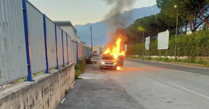 Auto in fiamme e corpo carbonizzato a Castellammare