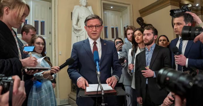 Il presidente della Camera Mike Johnson (R-La.) annuncia che la Camera ha approvato un pacchetto di aiuti esteri da 95 miliardi di dollari. (Ken Cedeno-Reuters)-min