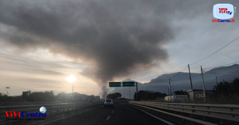 Incendio violento all’ex scatolificio di Angri: evacuati i residenti VIDEO