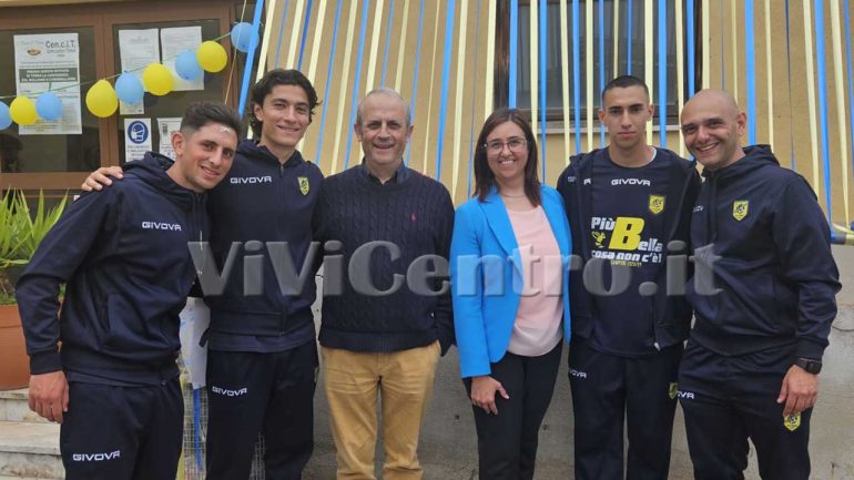 Il plesso Moscarella dell’Istituto “Karol Wojtyla” di Castellammare di Stabia in festa: la scuola si tinge dei colori giallo blu e accoglie la Juve Stabia