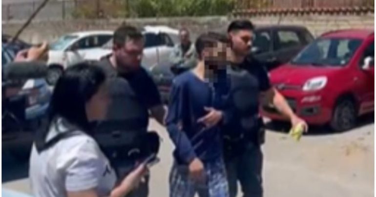 Napoli, Uomo Barricato in Casa a Chiaiano: Momenti di Terrore nel Quartiere