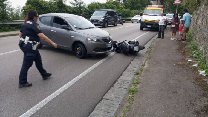 Incidente stradale tra auto e scooter