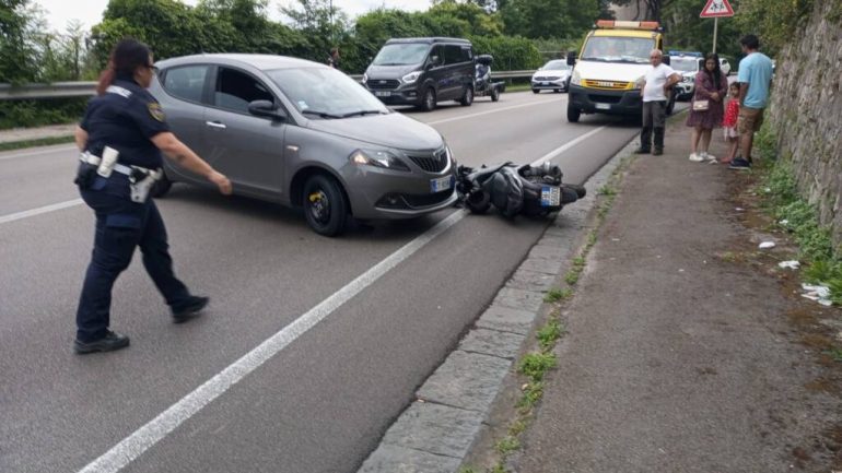 Incidente Stradale a Castellammare di Stabia: Nuovo Scontro tra Auto e Scooter
