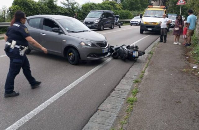 Incidente Stradale a Castellammare di Stabia: Nuovo Scontro tra Auto e Scooter