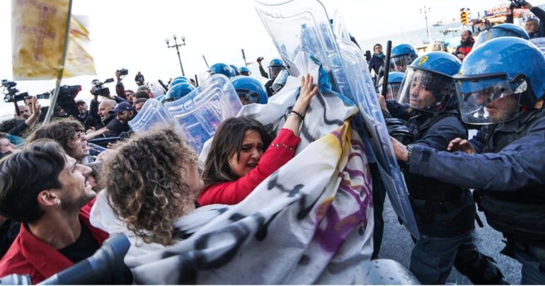 Scontri a Napoli durante la protesta contro Roberto Vannacci