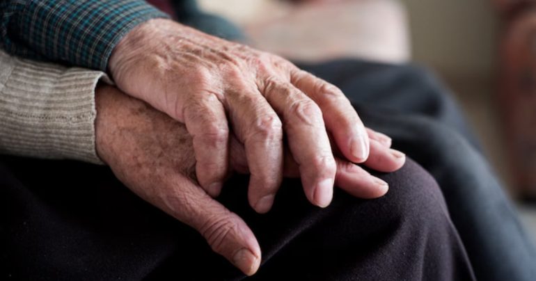 Gli anziani fanno sesso e anche loro contraggono infezioni sessualmente trasmissibili