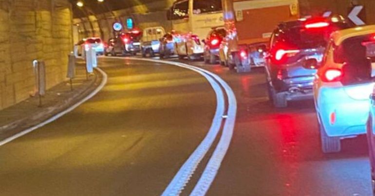 Venerdì Nero a Sorrento con Traffico Bloccato a Seiano e Incidente a Meta