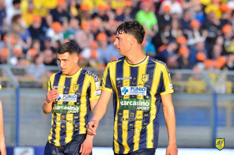 Juve Stabia, da oggi in vendita la maglia celebrativa autografata