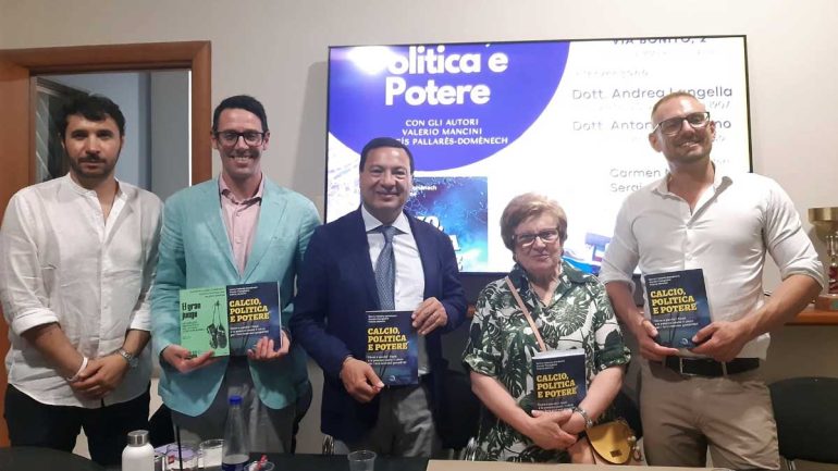 Luci e ombre nel mondo del calcio nel libro “Calcio, Politica e Potere” presentato al Circolo Nautico