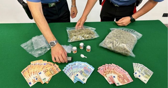 Carabinieri di Castellammare di Stabia, sequestro di hashish, marijuana, crack e contanti