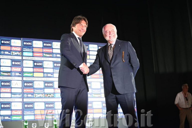 Conte presentato ufficialmente alla piazza di Napoli: Alcuni scatti fotografici