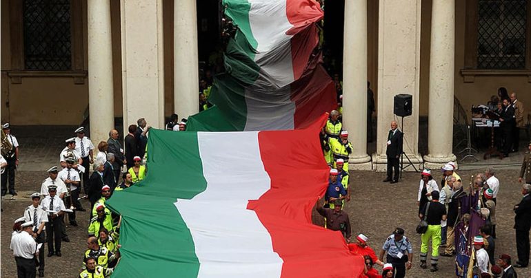 Simbolismo della Bandiera Italiana: Tensioni Politiche e Sociali