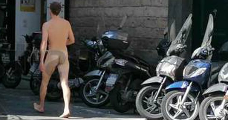 Sconcerto e preoccupazione a Meta: Un uomo nudo in giro per le strade