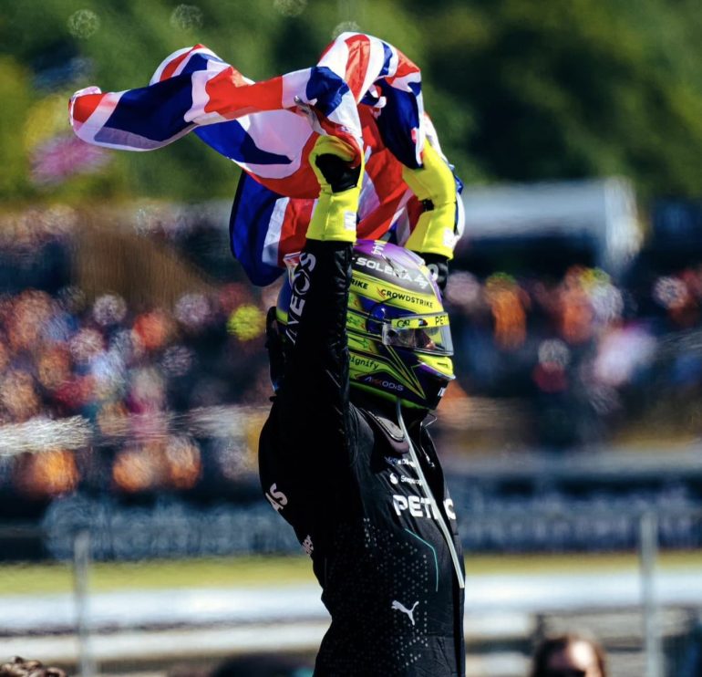 F1, GP Gran Bretagna: Hamilton scrive la storia! Male Ferrari