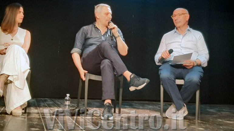 Castellammare di Stabia, Teatro Karol. Presentazione del libro “Pioggia Per i Bastardi di Pizzofalcone”