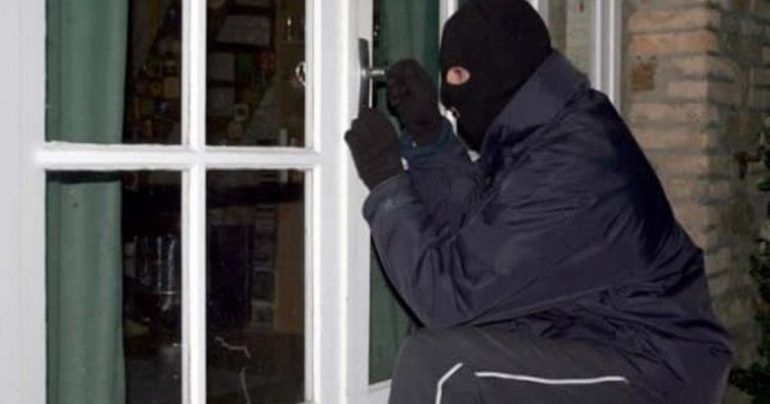 Caccia all’uomo a Castellammare di Stabia: Dramma e arresto per tentato furto