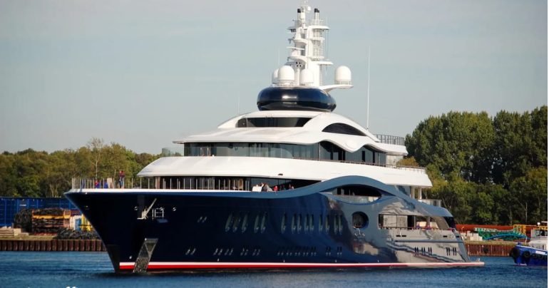 Mark Zuckerberg visita Napoli con il suo mega yacht Launchpad