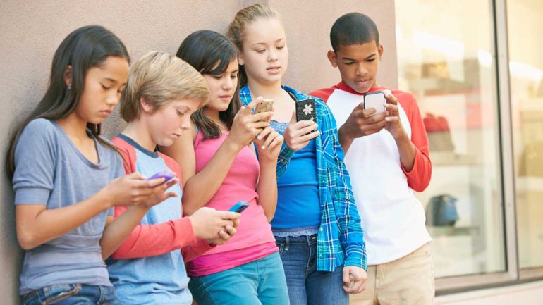 Smartphone a Scuola: il MIM fornisce le proprie indicazioni per contrastarne l’utilizzo indisciplinato