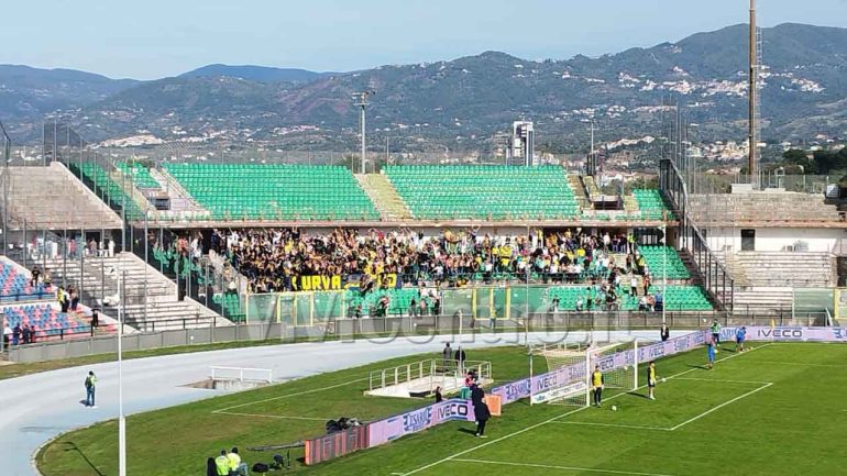 Stangata per la Juve Stabia dopo la partita a Cosenza: Il giudice sportivo emette una sanzione di 10.000 euro