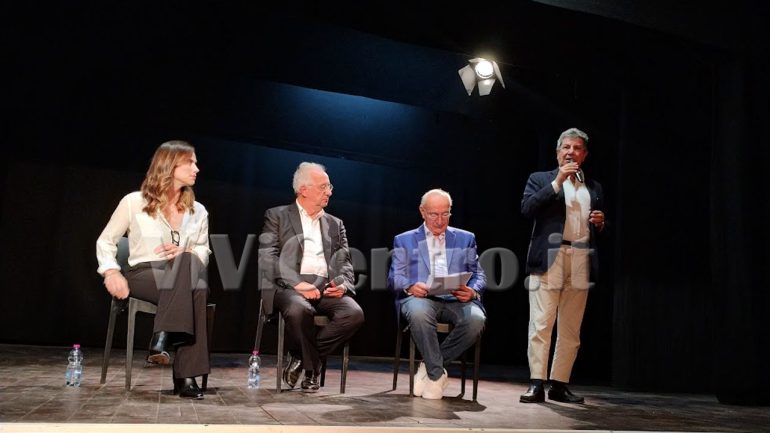 Teatro Karol: Platealmente, dal libro alla scena. Veltroni a Castellammare presenta il suo ultimo romanzo