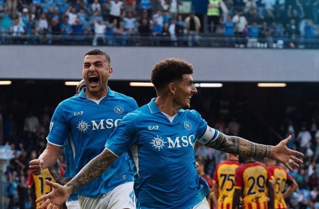 Il Napoli soffre ma non si ferma: Lecce battuto 1-0