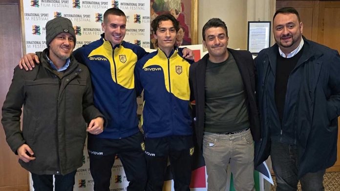 I due calciatori si sono lasciati andare ad una bella chiacchierata con gli studenti di Castellammare di Stabia che sono accorsi per presenziare all'evento