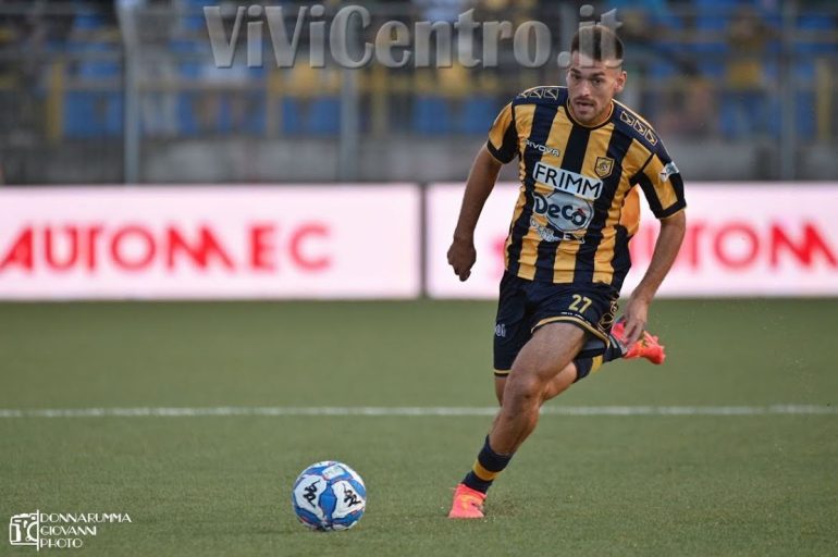 Juve Stabia, Leonardo Candellone e il suo amore gialloblù: L’attaccante rinnova il contratto con le vespe