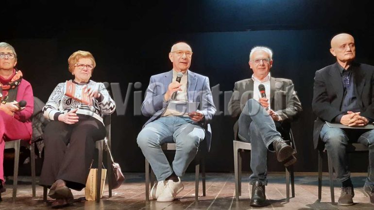 Teatro Karol. Pino Imperatore a Castellammare per presentare il suo ultimo romanzo “I demoni di Pausilypon”