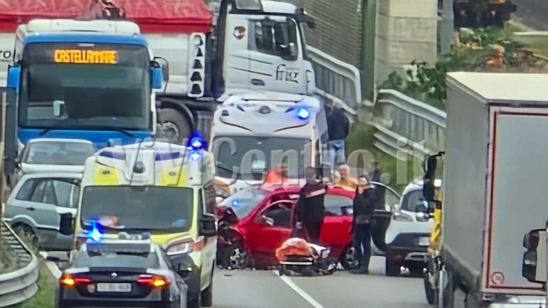 Spaventoso incidente sul raccordo autostradale di Castellammare di Stabia: Scontro frontale tra 2 autovetture