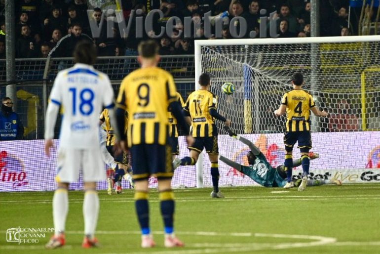 Juve Stabia, un punto amaro contro il Frosinone: il Var priva le Vespe della vittoria!