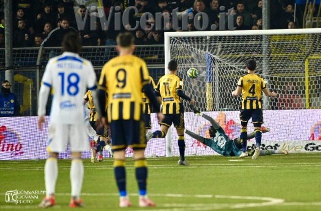 Juve Stabia, un punto amaro contro il Frosinone: il Var priva le Vespe della vittoria!