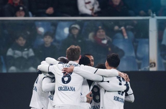 Il Napoli soffre nella ripresa, ma vince: Genoa battuto 2-1