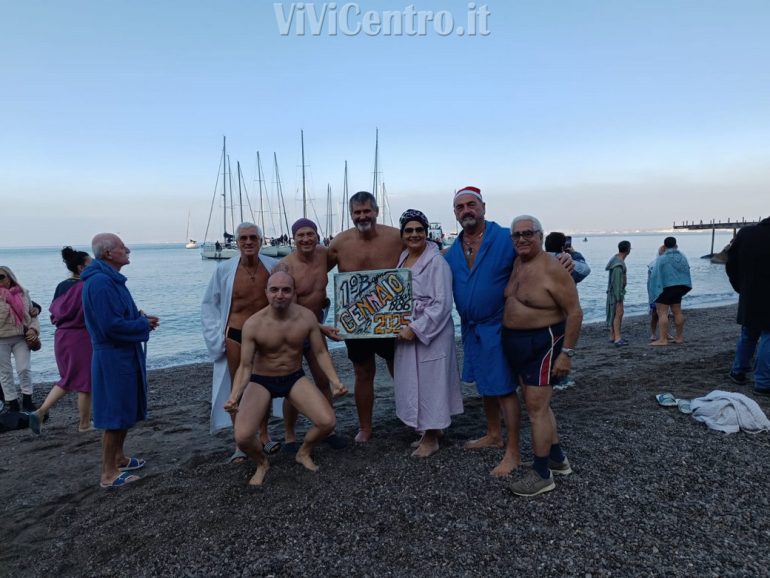 Castellammare di Stabia: Si è rinnovato il rito del tuffo di Capodanno nelle acque del Golfo di Napoli