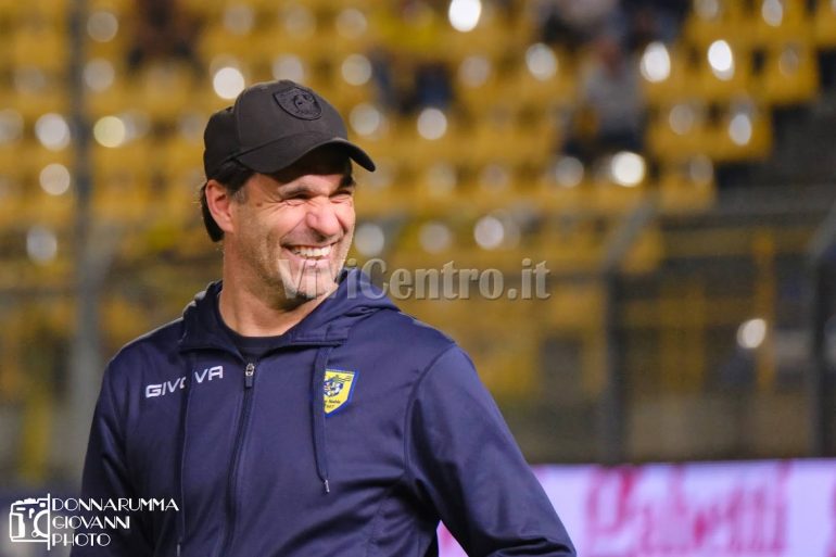 Un esempio di sportività nel calcio: Mister Pagliuca applaude l’arbitro Feliciani dopo Mantova – Juve Stabia