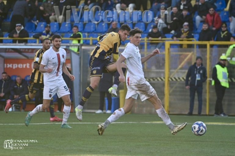 La Juve Stabia stordisce il Cosenza al Romeo Menti con una vittoria dominante. La gara finisce 3-0