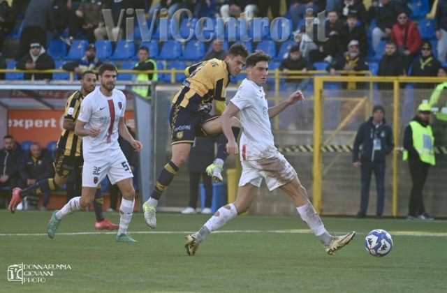 La Juve Stabia stordisce il Cosenza al Romeo Menti con una vittoria dominante. La gara finisce 3-0