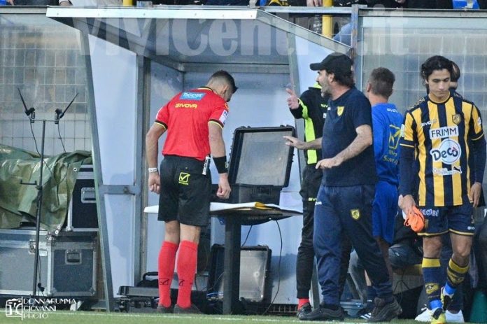 Juve Stabia Spezia Serie BKT 2024-2025 (18) ARBITRO VAR