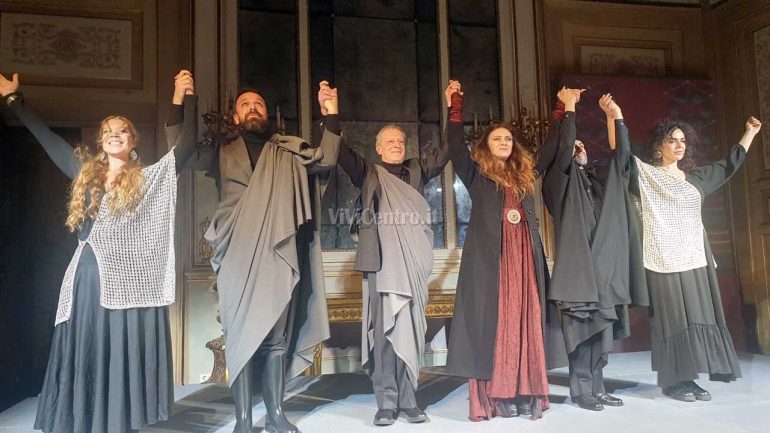 “Medea” di Euripide di Stati Teatrali: L’irrazionalità della furia umana nel giorno che celebra le donne