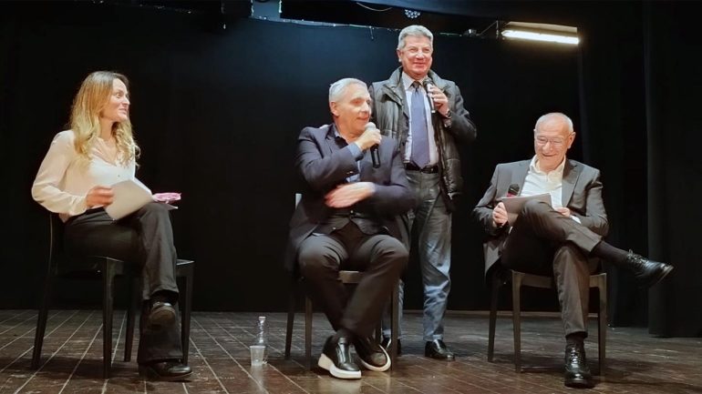 Maurizio de Giovanni al Teatro Karol di Castellammare col suo ultimo suggestivo romanzo “L’antico amore”